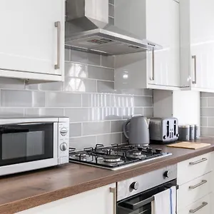  Holiday home 4 Bedroom House, 5 Double Beds And Free Parking.