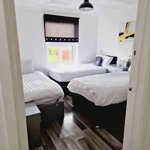  Apartment 2 Bedroom Cozy Chambers With Free Parking